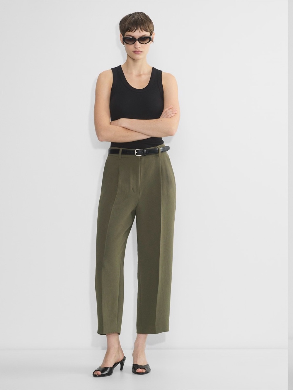 Aritzia effortless pants cropped/ankle length / olive green / 4